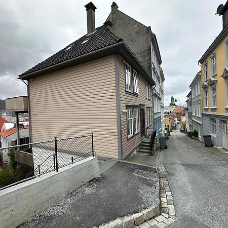 Sjarmerende Bolig Like Ved Togstasjonen Apartment Берген Екстериор снимка